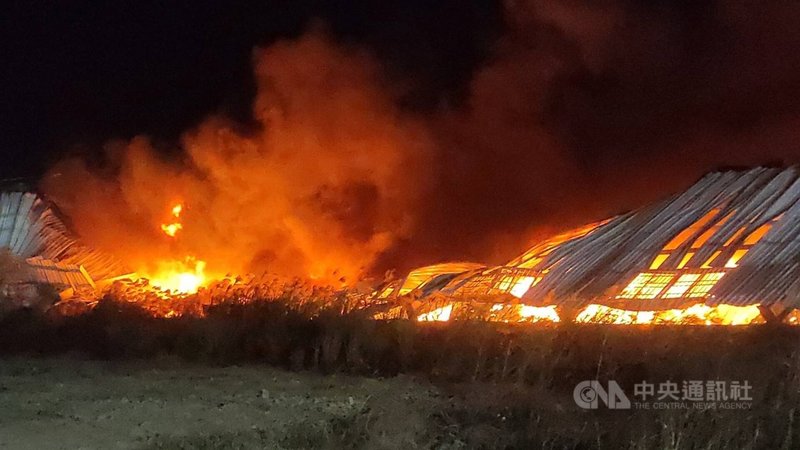 苗栗縣通霄鎮一家塑膠工廠7日深夜發生火警,由於廠房內堆放大量塑膠布,加上風勢強大、當地缺乏水源,直到8日清晨6時許,火勢才獲得控制。(民眾提供)中央社記者管瑞平傳真 110年12月8日