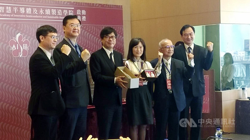 國立成功大學8日與高雄市政府簽署合作意向書,宣布設立「智慧半導體及永續製造學院」,111年2月正式對外開課,打造知識與人脈交流平台,補足高雄高階科技人才缺口。高雄市長陳其邁(左3)、成功大學校長蘇慧貞(右3)等人出席啟動典禮。中央社記者蔡孟妤攝 110年12月8日