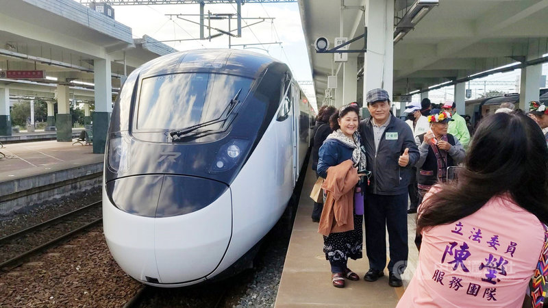 台鐵新購EMU3000型城際列車即將正式投入營運,8日邀請台東鄉親試乘,從台東火車站開至池上火車站,民眾和列車合影留念。中央社記者盧太城台東攝 110年12月8日