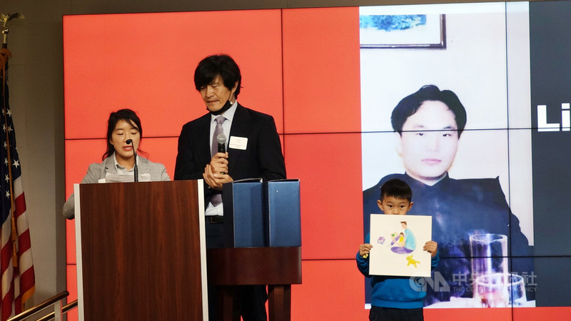中國維權人士張海濤妻子李愛杰(左)帶著已6歲卻未曾見過父親一面的兒子(右)公開控訴中國政府非法關押張海濤。中央社記者江今葉華盛頓攝 110年12月8日