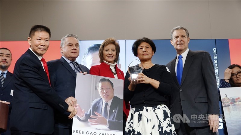 中國人權律師高智晟獲頒2020年林昭自由獎,獎項由美國聯邦眾議員史密斯(左2)、哈茲勒(左3)頒發,高智晟妻子耿和(右2)代領。中央社記者江今葉華盛頓攝 110年12月8日