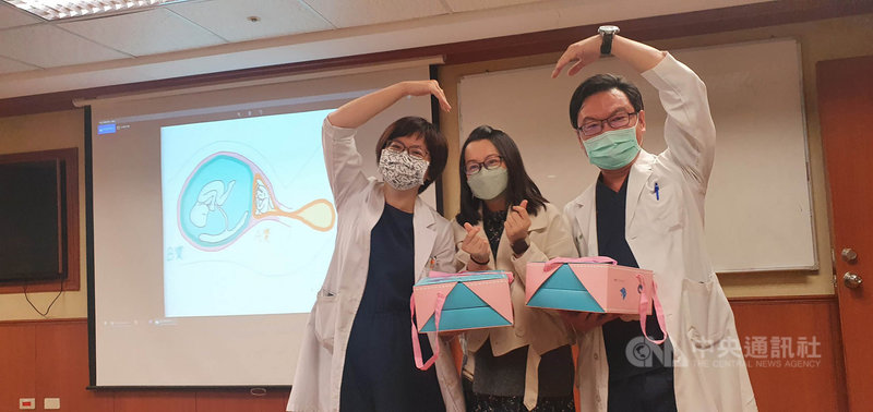 柳姓女子(中)懷異卵龍鳳胎,但17週時羊水袋掉出陰道引產,女寶寶已無心跳,高雄長庚進行子宮頸環紮術讓她繼續安胎,直到28週成功產下男嬰,她8日上午前往高雄長庚醫院向婦產部副部長蔡慶璋(右)、產科主任鄭欣欣(左)送上遲來彌月蛋糕,表達感謝之意。中央社記者洪學廣攝 110年12月8日