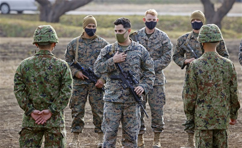 日本陸上自衛隊7日在青森縣與美國陸戰隊首度實施根據「遠征前進基地作戰」(EABO)構想的聯合演訓。(共同社)