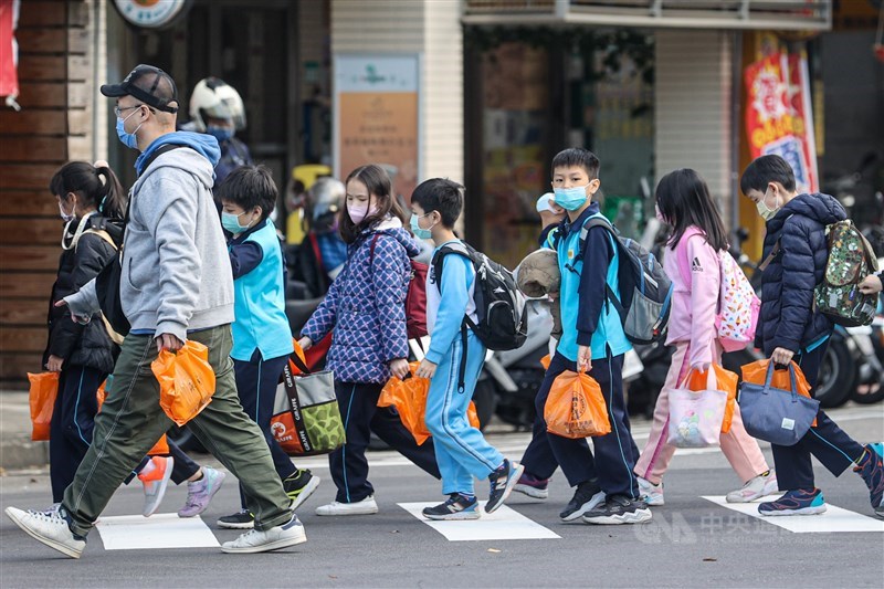 根據氣象局網站,8日預估各地白天高溫比昨天略高,北部偏涼、中南部日夜溫差大。(中央社檔案照片)