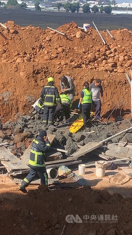 台中市新社區正在進行中的白冷圳大地裝置藝術工程,苗圃擋土牆8日施作時發生倒塌意外,一名工人遭擋土牆壓住,當場失去生命跡象,送醫搶救仍不治。(民眾提供)中央社記者郝雪卿傳真 110年12月8日