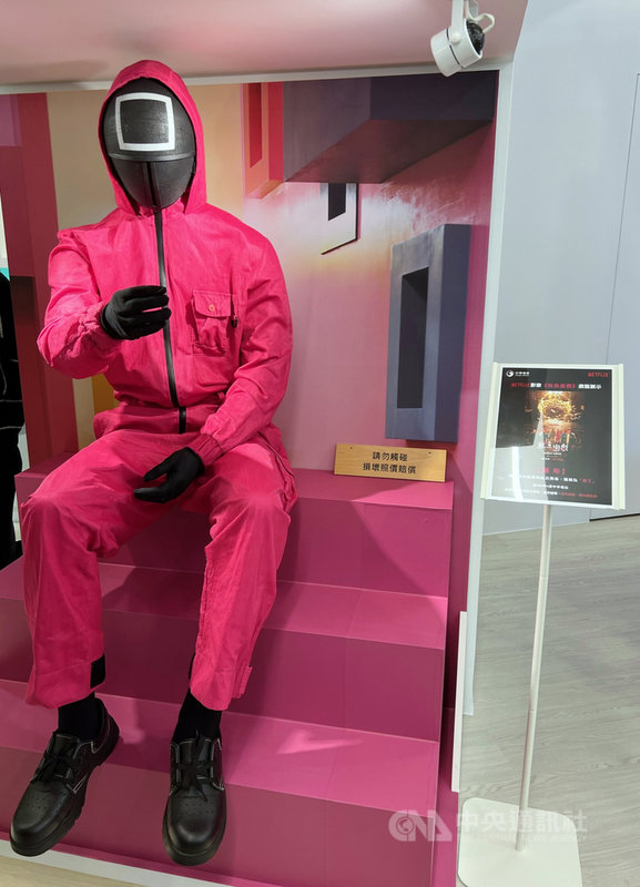 中華電信一代複合門市8日在台北市信義區開幕,店內展示Netflix首次授權、由日本空運來台的5套戲服。中央社記者吳家豪攝 110年12月8日