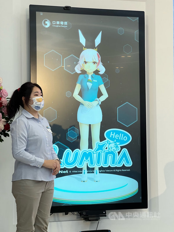 中華電信全新複合門市8日在台北市信義區開幕,透過螢幕上的Lumina虛擬角色,可進行門市導覽。中央社記者吳家豪攝 110年12月8日
