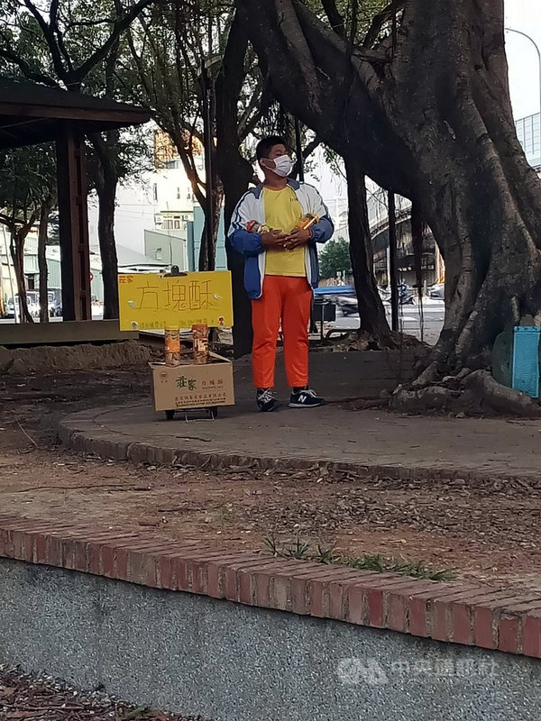 嘉義市徐姓少年家境貧困,父親日前病逝,為分擔家務在公園賣方塊酥卻遭檢舉,善心人士協助網路宣傳及提供場地,盼更多人幫忙。(徐姓少年姑姑提供)中央社記者黃國芳傳真 110年12月8日
