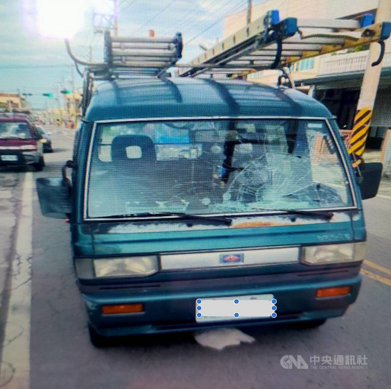 一名吳姓男子日前駕車行經苗栗市復興路,竟遭一隻天外飛來的鴨子從高空俯衝撞擊,擋風玻璃當場碎裂。警方表示,惹禍鴨子目前仍查無飼主,吳男恐怕只能自認倒楣修車。(警方提供)中央社記者管瑞平傳真 110年12月8日