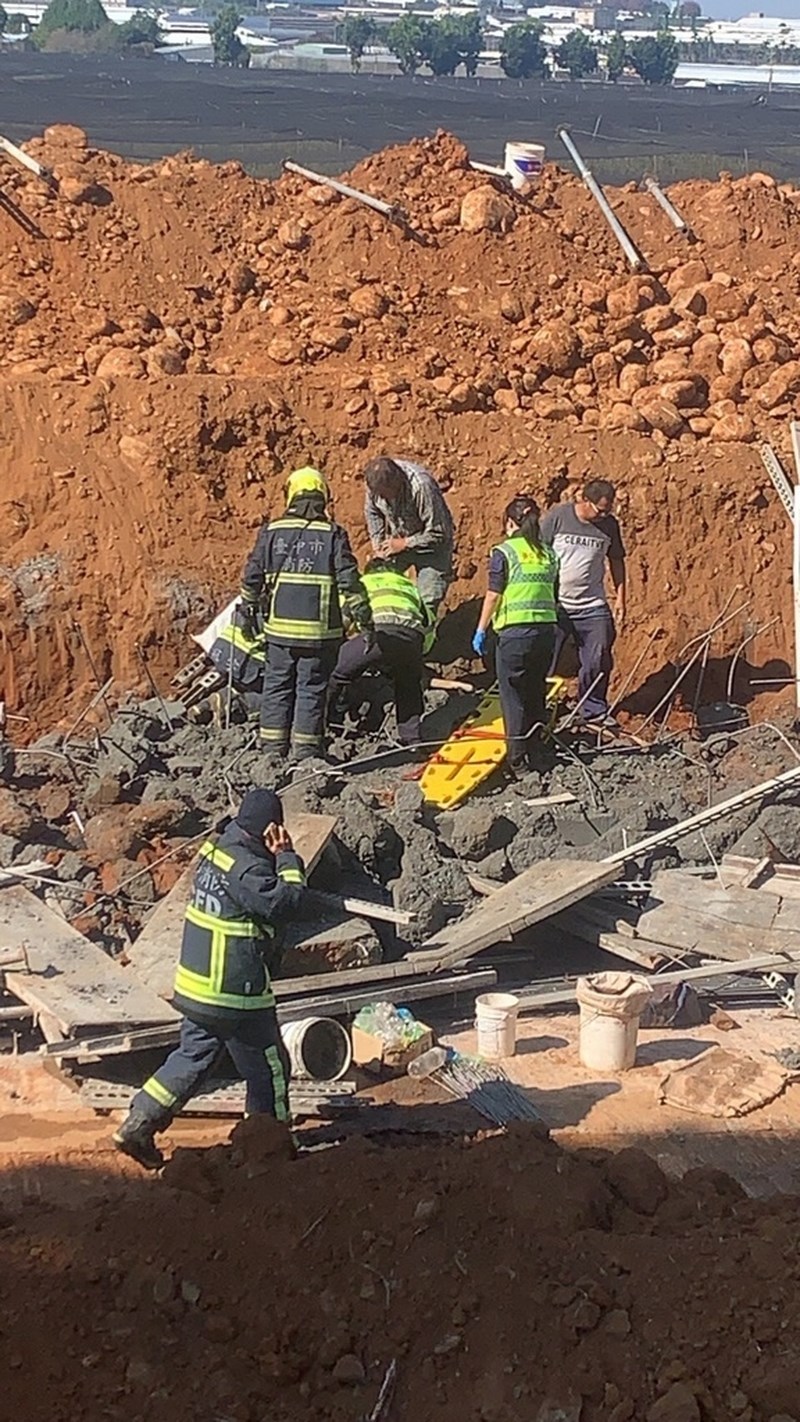 台中市新社區正在進行中的白冷圳大地裝置藝術工程，苗圃擋土牆8日施作時發生倒塌意外，一名工人遭擋土牆壓住，當場失去生命跡象，送醫搶救仍不治。（民眾提供）中央社記者郝雪卿傳真 110年12月8日