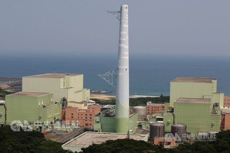台電8日指出,核四工程有統包改分包、工程設計變更頻繁,加上核四地質新事證已超過原耐震設計、核廢料無處去等問題,重啟核四困難重重。圖為核四廠區。(中央社檔案照片)