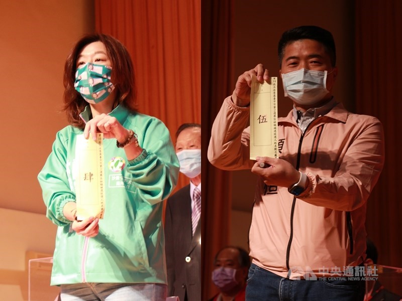 台中市第2選區立委補選8日進行候選人抽籤,民進黨籍候選人林靜儀(左)抽中4號,國民黨籍候選人顏寬恒(右)為5號。中央社記者蘇木春攝 110年12月8日