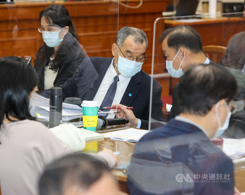 國防部長邱國正(後排左2)8日赴立法院財政委員會,列席審查中央政府海空戰力提升計畫採購特別預算案。中央社記者鄭清元攝 110年12月8日