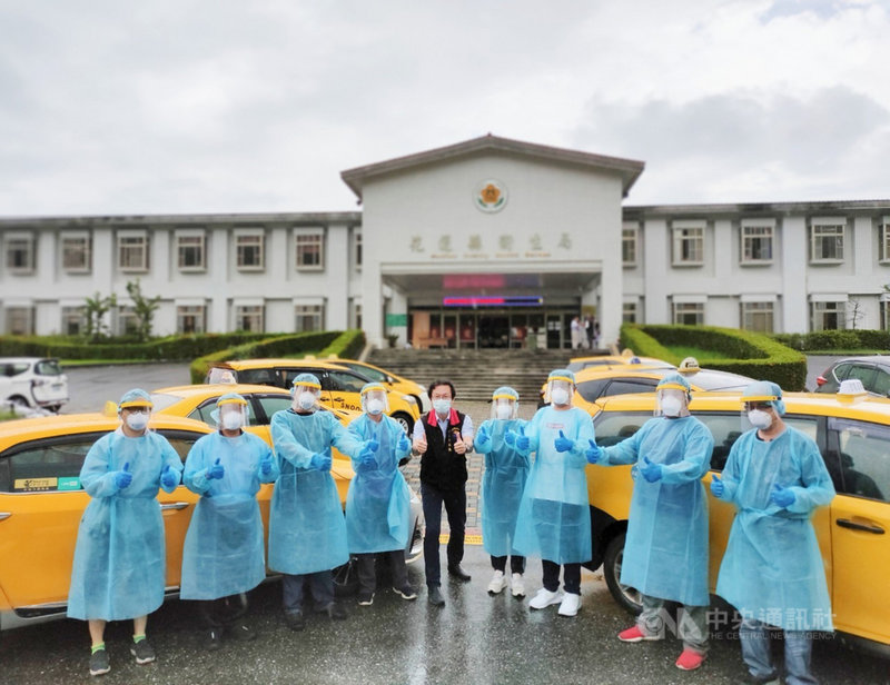 因應春節返鄉人潮,花蓮縣政府預計再招募20名防疫計程車備援,9日至13日受理報名,執行期間每車每天補貼新台幣3500元,乘客也須支付車資,合約期滿居家隔離期間還有補貼。圖為原有的8組防疫計程車。(花蓮縣政府提供)中央社記者張祈傳真 110年12月8日