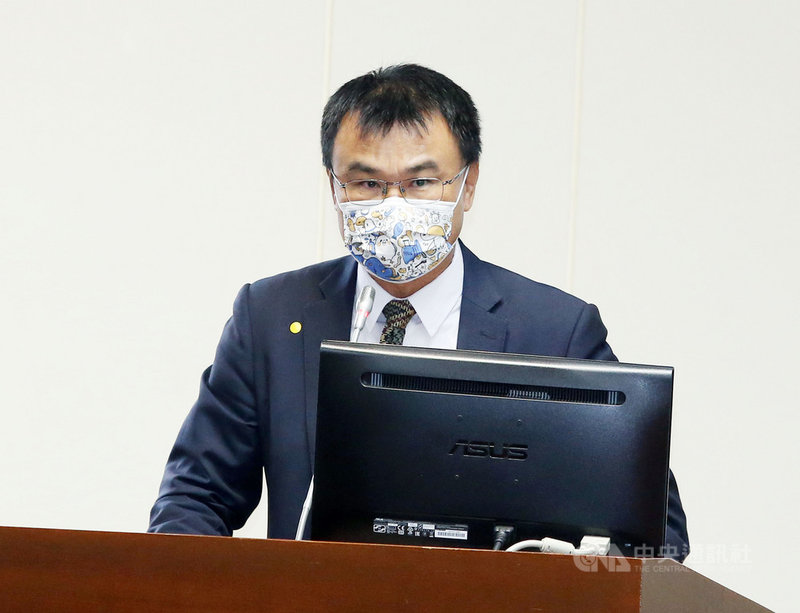 中國暫停輸入台灣釋迦,農委會以內、外銷及加工因應。立法院經濟委員會9日有立委詢問,是否出口不了,就用收購。農委會主委陳吉仲(圖)澄清,是補助加工廠買鮮果去加工處理,沒用「收購」因應。中央社記者郭日曉攝 110年12月9日