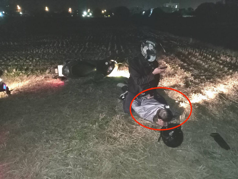 苗栗市一處民宅日前遭歹徒闖入行竊,看門犬因狂吠也慘遭痛毆,警方循線查出犯嫌為4月間銀樓搶案共犯劉姓男子(紅圈處),最終劉嫌在被警方圍捕時騎車衝入稻田摔車遭逮。(警方提供)中央社記者管瑞平傳真 110年12月9日