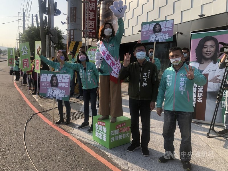 4大公投在即,民進黨9日在多個縣市舉辦路口宣講,民進黨台中市第2選區立委補選參選人林靜儀(前右3)上午也在路口拜票並宣傳「4個不同意」公投理念。中央社記者趙麗妍攝 110年12月9日