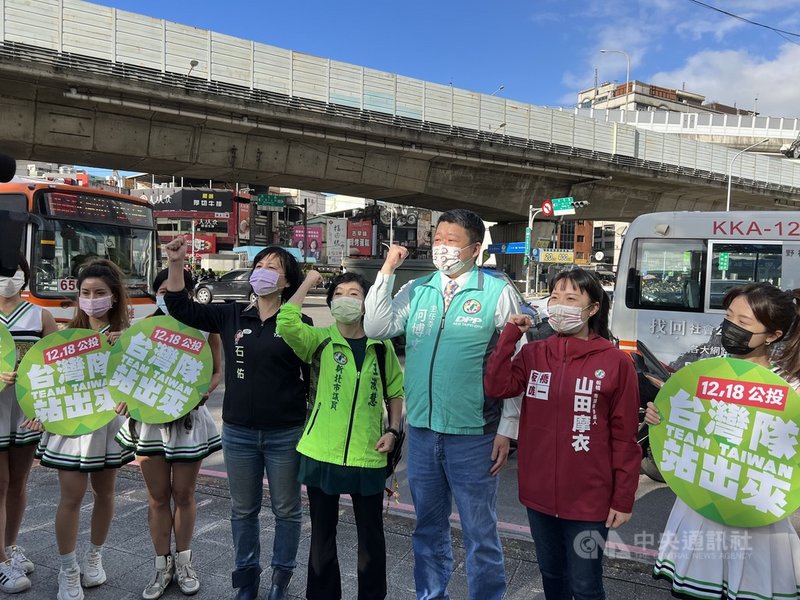 重啟核四、三接遷離等公投案18日投票,民進黨新北市黨部主委何博文(右3)9日一早在路口宣傳「4個不同意」公投立場,並向國民黨籍新北市長侯友宜喊話,盼他站在市民立場考量,堅定表達反對訴求,不要讓黨意凌駕於民意。中央社記者沈佩瑤攝 110年12月9日