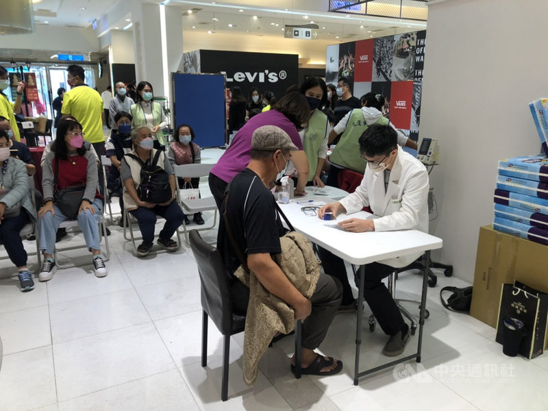 花蓮縣衛生局9日發布訊息指出,11、12日將於吉安鄉黃昏市場前好客廣場、花蓮遠東百貨分別設置AZ、BNT疫苗及流感疫苗接種站,施打送水果、洗衣精及禮券等好禮。圖為5日花蓮遠百首場隨到隨打接種站施打狀況。(花蓮縣衛生局提供)中央社記者張祈傳真 110年12月9日