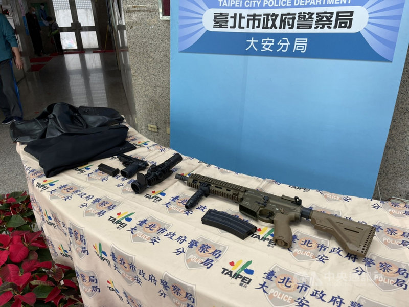 台北市47歲黃男3日在酒店消費後搭計程車返家,卻突遭歹徒將他強押至山區鐵皮屋,經向40歲胡姓車友求援後獲釋,事發後黃男發現胡男並未交付贖金給歹徒,認為事有蹊蹺,經報警追查竟是胡男夥同4嫌共同犯案。圖為贓證物。(翻攝照片)中央社記者黃麗芸傳真 110年12月9日