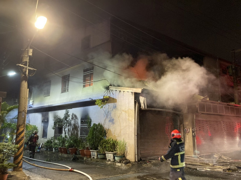 台中市東區一處住宅9日凌晨發生火警,消防局獲報到場搶救,發現林姓屋主全身焦黑受困屋內,送醫後仍宣告不治;初步研判疑為瓦斯氣爆起火。(台中市消防局提供)中央社記者蘇木春傳真 110年12月9日