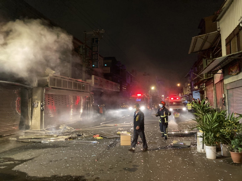 台中市東區一處住宅9日凌晨發生火警,消防局獲報到場搶救,經消防人員勘查發現,窗戶與部分家具噴飛至路面,初步研判疑為瓦斯氣爆起火。(台中市消防局提供)中央社記者蘇木春傳真 110年12月9日