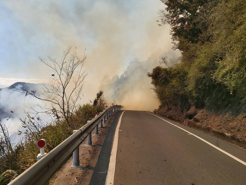 南投縣仁愛鄉翠峰合歡山公路下邊坡9日發生山林大火,熊熊火勢從山坡燒往公路,目前翠峰路段進行雙向管制,南投縣消防局全力灌救中。(公路總局提供)中央社記者蕭博陽南投傳真 110年12月9日
