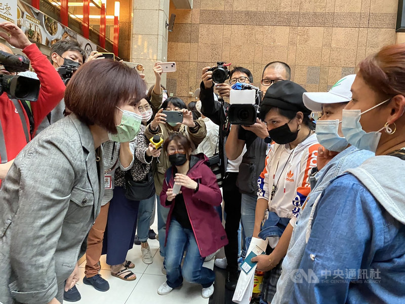 中央流行疫情指揮中心在台北車站設接種站,勞動部長許銘春(前左)9日到前往探視施打疫苗的移工時說,勞動部每天都在台北車站安排通譯人員,呼籲移工不論身分別都可以來施打疫苗,包含失聯移工也適用。中央社記者吳欣紜攝 110年12月9日