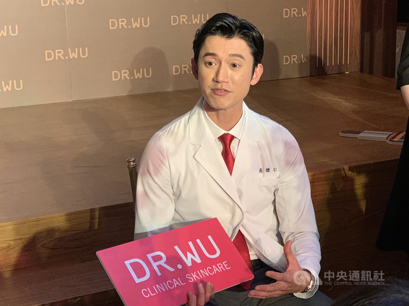 演員吳慷仁9日出席代言記者會,分享自己在戲劇「華燈初上」扮演第三性酒店媽媽桑趣聞;至於他的女裝演出,他提醒觀眾「千萬別吃太飽」,免得反胃。中央社記者葉冠吟攝 110年12月9日