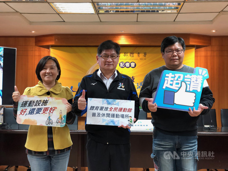 先前東京奧運培訓隊成員多已在今年6月打滿2劑疫苗,教育部長潘文忠9日關切第3劑疫苗施打情形,體育署副署長洪志昌(中)透露,未來將與指揮中心溝通,盼111年1月能有機會接種第3劑,同時也在思考後續是否能在國訓中心集體施打。中央社記者黃巧雯攝 110年12月9日