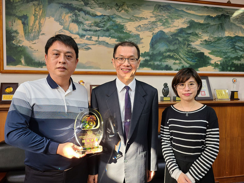苗栗地檢署檢察官廖倪凰(右)、石東超(左)辦案積極,先後因偵辦環保、綠能案件榮獲環保署、法務部頒獎肯定,檢察長陳松吉(中)期許2人的獲獎及辦案熱忱可以帶動全署積極辦案風氣。(苗栗地檢署提供)中央社記者管瑞平傳真 110年12月9日