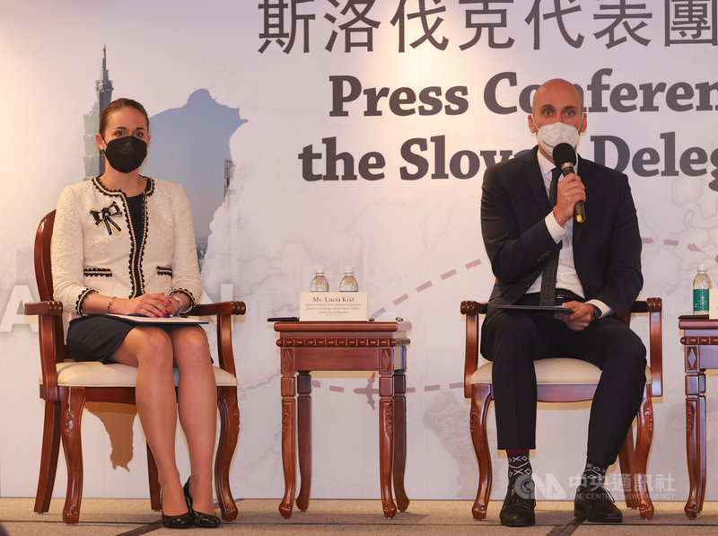斯洛伐克經濟部政務次長佳雷克(Karol Galek)(右)日前率團搭乘政府行政專機來台訪問,9日在台北舉行記者會,與斯洛伐克外交部經濟合作總司長季絲(Lucia Kišš)(左)一同出席,說明訪台成果。中央社記者謝佳璋攝 110年12月9日