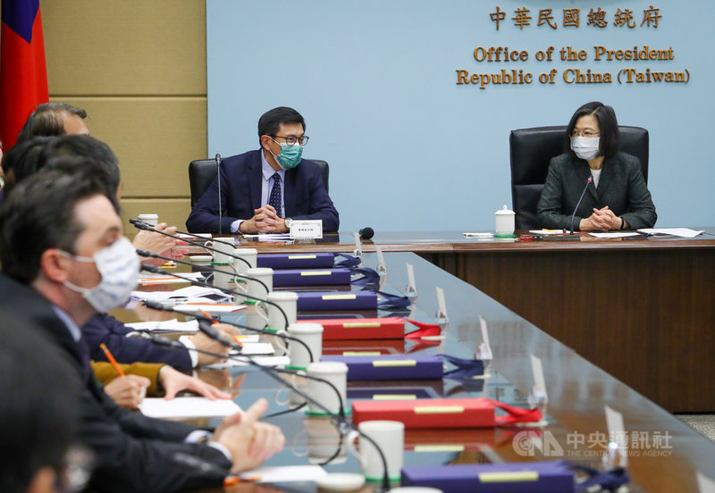 總統蔡英文(右)9日在總統府接見國際半導體產業協會(SEMI)暨再生能源產業高階代表,國際半導體產業協會(SEMI)全球行銷長暨台灣區總裁曹世綸(右2)等與會交流。中央社記者王騰毅攝 110年12月9日