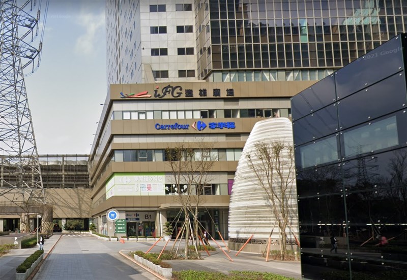 9日傳實驗室人員實驗時不慎染疫,這名確診者足跡包含遠雄廣場、汐止家樂福等。(圖取自Google地圖網頁google.com/maps)