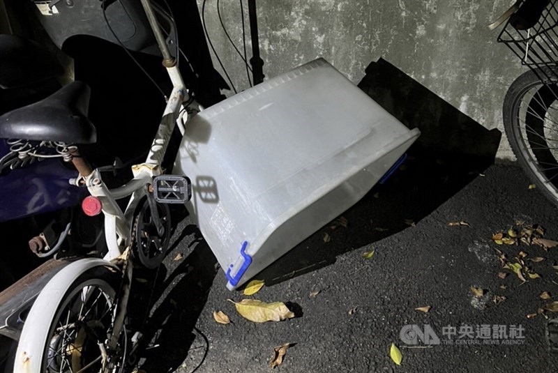 新北市永和分屍案偵破,警方案發12小時拘提涉殺父支解的符姓犯嫌,9日移送。警方依畫面追查證物,目前找到符嫌以枕頭悶死父親後,曾存放屍體的收納箱。(翻攝照片)中央社記者黃旭昇新北傳真 110年12月9日