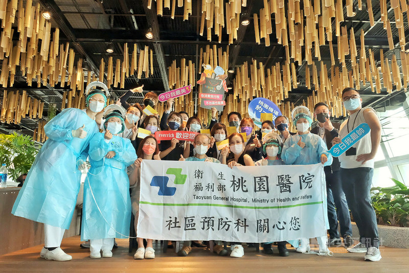 桃園國際機場工作人員第3劑COVID-19疫苗9日開打,桃機指出,尚未完成前兩劑疫苗接種的機場工作人員,也可主動報到施打,考量部分員工仍未到達第3劑疫苗接種的時程,桃機規劃在12月底前,每週都會在衛福部桃園醫院協助下,安排進行一次疫苗接種工作。中央社記者吳睿騏桃園機場攝 110年12月9日