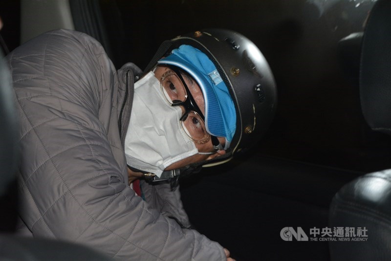 新北市符姓男子(圖)涉嫌殺害父親後,支解並棄屍。永和警分局9日凌晨在符嫌住處將他逮捕,並拘提押解到警分局詢問,以釐清案情與犯案動機。中央社記者黃旭昇新北攝 110年12月9日