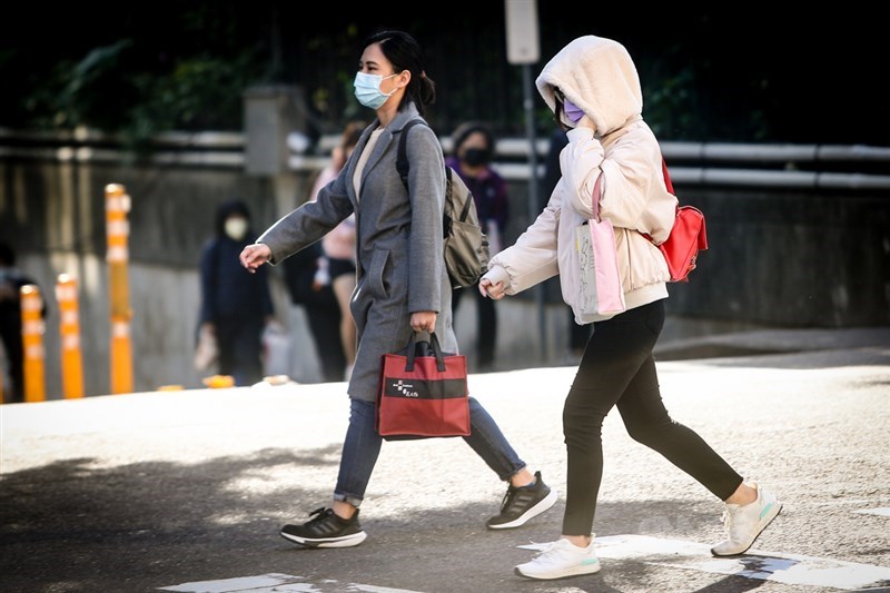 中央氣象局表示,9日東北季風減弱,白天北部東半部高溫約22至24度,中南部高溫約25至27度,中南部日夜溫差較大。(中央社檔案照片)