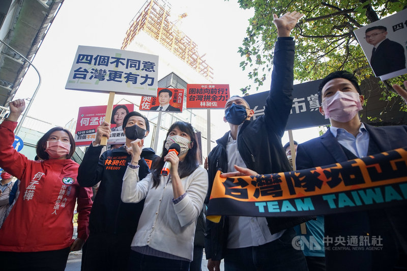 民主進步黨9日上午在台北轉運站前進行公投串連宣講,民進黨台北市黨部主委吳怡農(右2)、立委何志偉(右)、高嘉瑜(中)、無黨籍立委林昶佐(左2)等在路口向上班民眾傳達公投「4個不同意」訴求。中央社記者裴禛攝 110年12月9日
