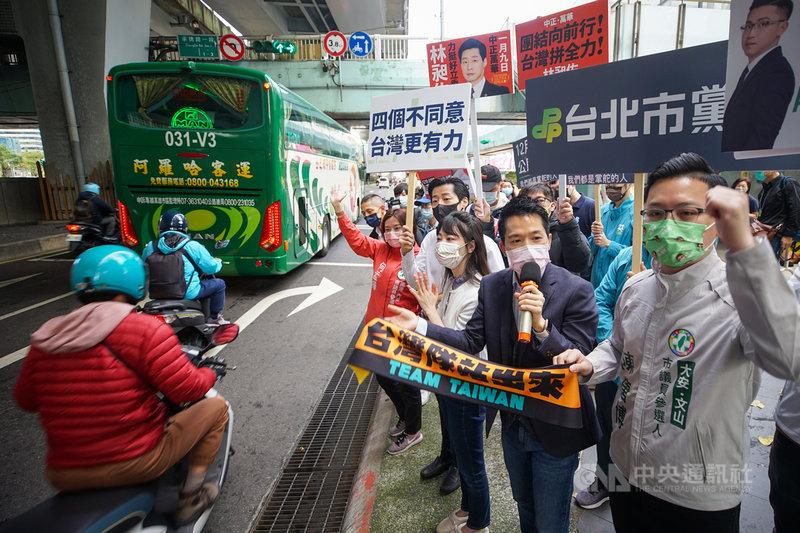 民主進步黨9日上午在台北轉運站前進行公投串連宣講,向民眾傳達「4個不同意,台灣更有力」的公投理念。中央社記者裴禛攝 110年12月9日