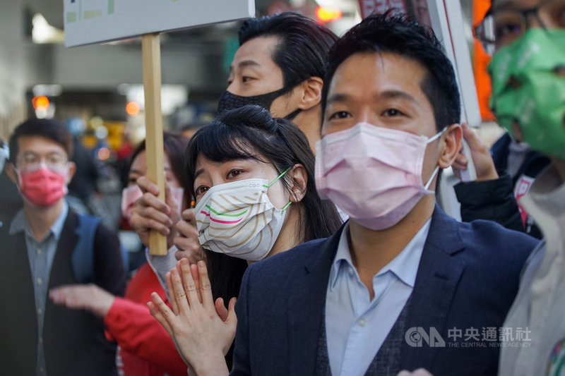 4大公民投票案將在12月18日登場,民主進步黨9日上午在台北轉運站前進行公投宣講,民進黨立委高嘉瑜(右2)、何志偉(右)等在路口向民眾傳達「4個不同意」訴求。中央社記者裴禛攝 110年12月9日