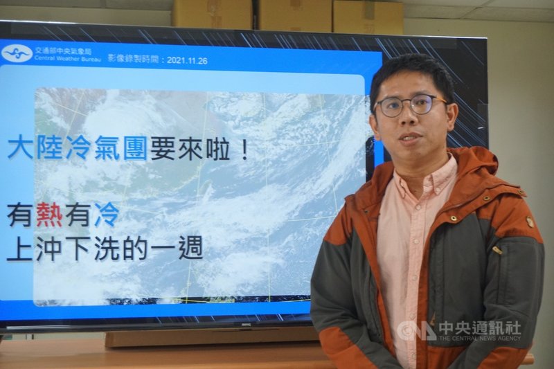 金門氣象站主任曹嘉宏(圖)表示,金門和台灣本島隔著台灣海峽,中央氣象局的天氣預報偶爾會有時差,金門氣象站嘗試自行播報氣象,盼對本地民眾有幫助。中央社記者黃慧敏攝 110年12月9日