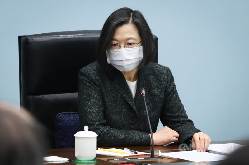 總統蔡英文9日在總統府接見半導體產業界代表,致詞指出,2021年台灣半導體產業的產值預估將突破新台幣4兆元,創下新高,要維持台灣半導體產業在全球領先地位,很重要的工作就是要發展綠能,來因應半導體產業的綠電需求。中央社記者王騰毅攝 110年12月9日