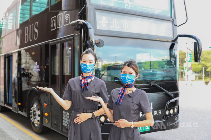 台北市政府觀傳局為帶動觀光業復甦,特別與北市雙層觀光巴士業者合作推出「台北市雙層餐車」,9日正式上路,餐車打造成黑色外觀,並比一般觀光巴士高20公分。中央社實習記者蕭宇軒攝 110年12月9日