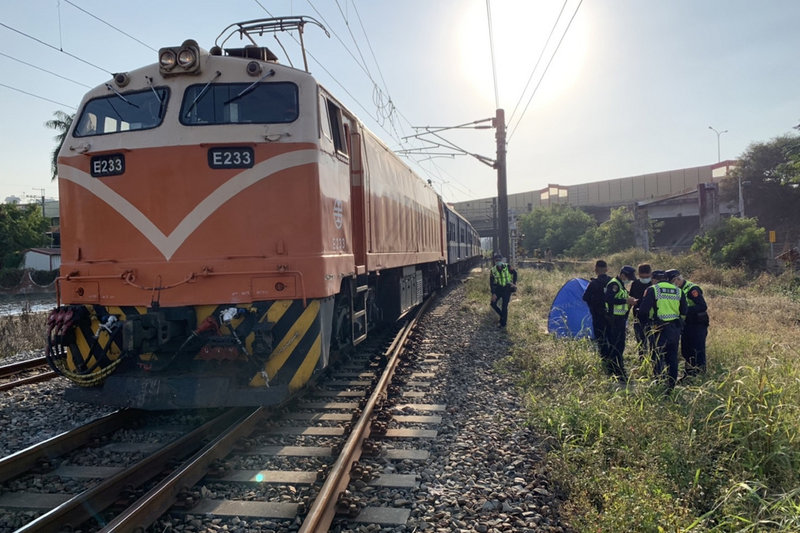 台鐵一列北上列車9日在台南市永康區四維路219號旁平交道撞到人,消防人員抵達時發現一名男子已明顯死亡,人員將遺體移至一旁,死者身分及事故原因由鐵路警察局調查。(讀者提供)中央社記者楊思瑞台南傳真 110年12月9日