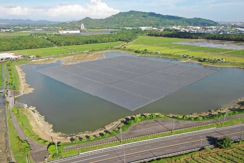 高雄市工務局表示,為落實政策因地制宜、打造高雄陽光城市形象,並配合氣候發揮在地建築特色,除積極推動屋頂型光電建築,也推展地面型和水面型(圖)光電設施,以創造更具再生能源土地利用效益的光電城市。(高雄市政府提供)中央社記者曾以寧傳真 110年12月9日
