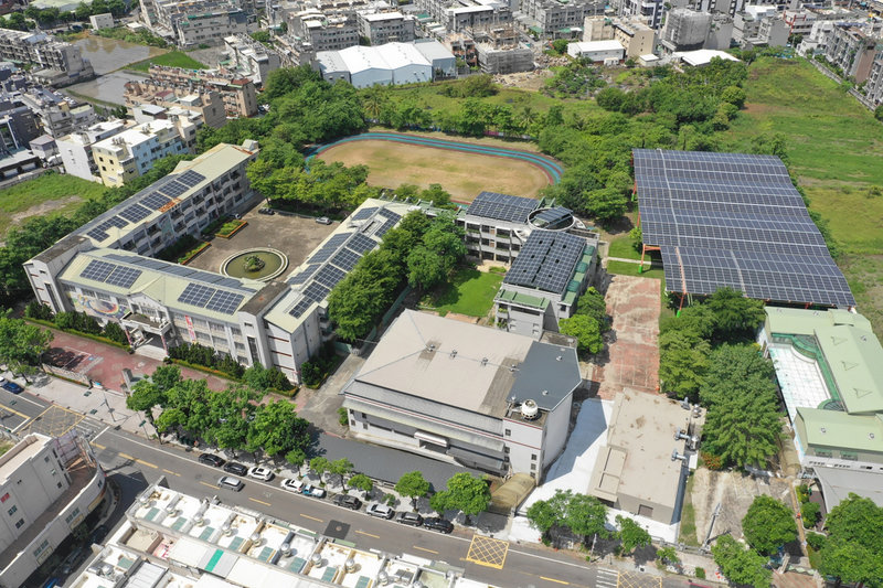 高雄市工務局表示,除積極推動屋頂型光電建築外,也推展地面型和水面型等各型態光電設施,未來也將加速提升高雄太陽光電設置量與綠能發展。(高雄市政府提供)中央社記者曾以寧傳真 110年12月9日