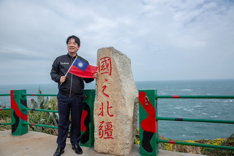 副總統賴清德9日赴連江縣東引鄉參訪,他前往「國之北疆」景點參訪。(總統府提供)中央社記者葉素萍傳真 110年12月9日