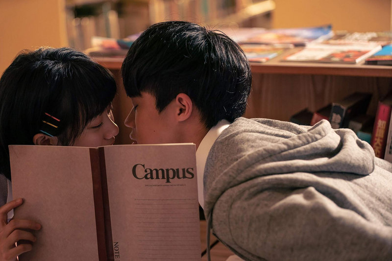 演員潘親御(右)在公視人生劇展「姐妹」中,與李玲葦(左)扮演一對情侶,更獻出螢幕初吻。(公視提供)中央社記者葉冠吟傳真 110年12月9日