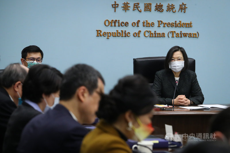 總統蔡英文(右)9日在總統府接見國際半導體產業協會(SEMI)暨再生能源產業高階代表,蔡總統致詞表示歡迎。中央社記者王騰毅攝 110年12月9日